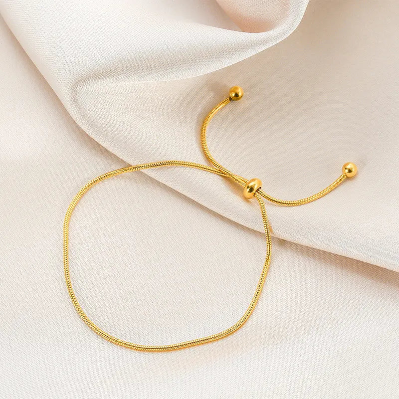 Stylish adjustable anklet, perfect for a chic, vintage beach look.
