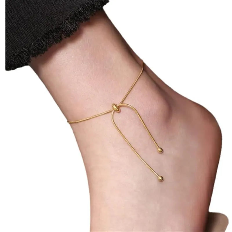 Stylish adjustable anklet, perfect for a chic, vintage beach look.