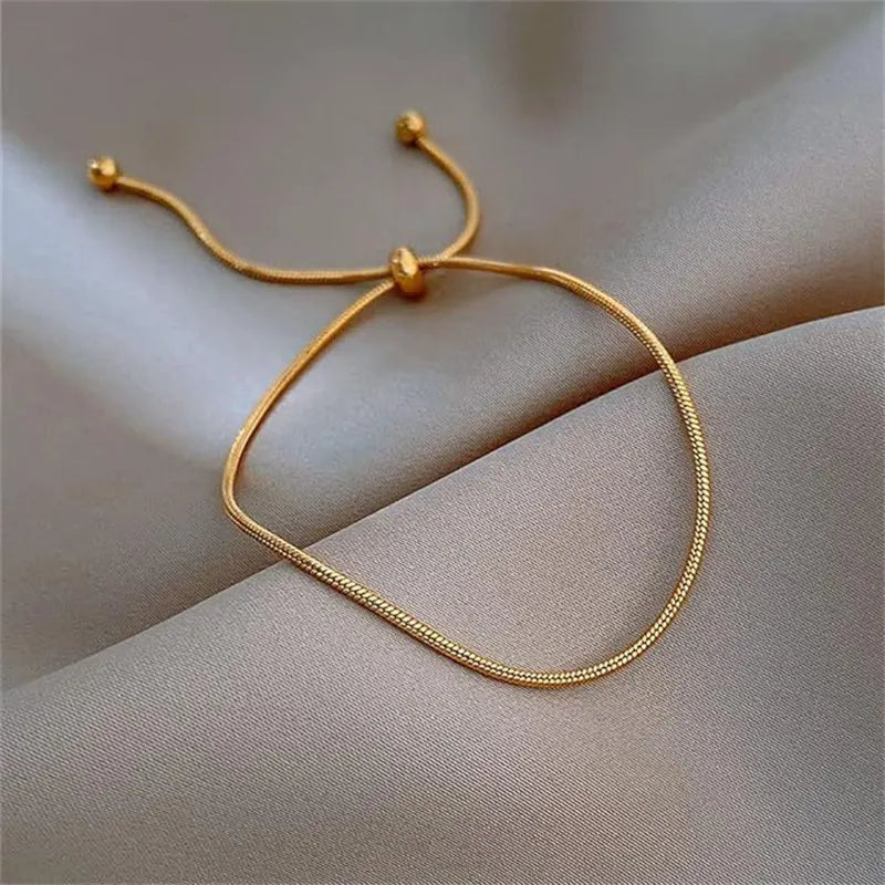 Stylish adjustable anklet, perfect for a chic, vintage beach look.